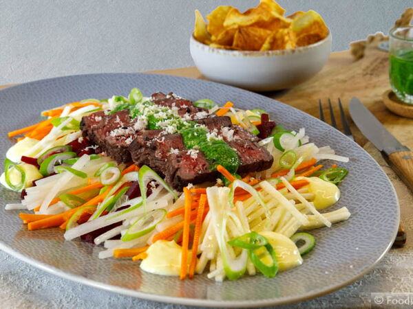 Tagliata auf gepickelten Wurzelgemüsen