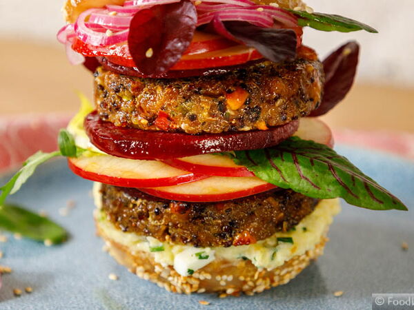 Sellerieburger mit Quinoa-Cheddar-Patty