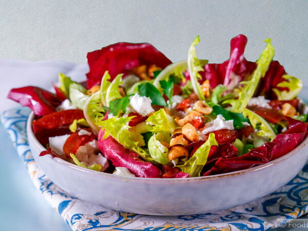 Bittersalate mit Ziegenfeta und Zimtpflaumen