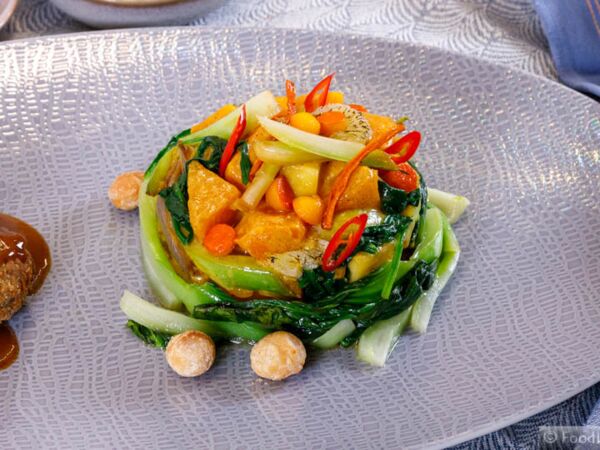 Kürbis-Mango-Korma mit Linsen-Krapfen