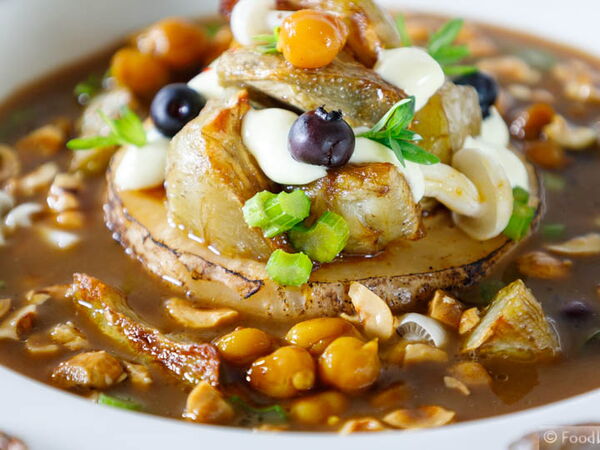 Sellerie in Shiitake-Jus mit Artischocke, Haselnuss und Heidelbeere