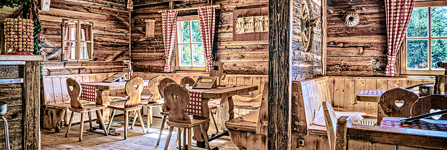 Gaststube in einer Berghütte