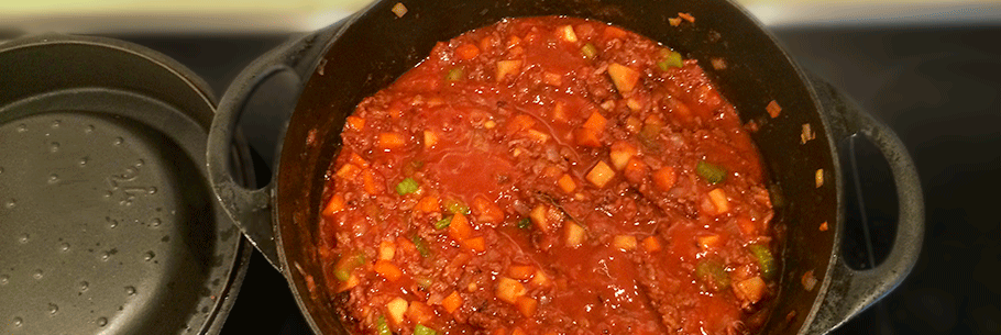 Bolognese in einem Gusstopf