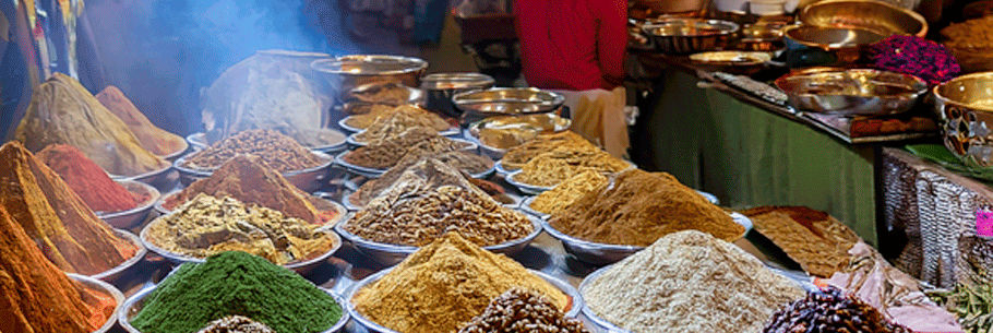 Currysorten auf einem Gewürzstand