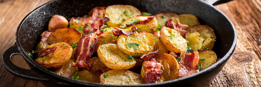 Gröstl in einer Gusspfanne