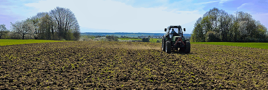 Ein Traktor auf einem Feld im Bliesgau