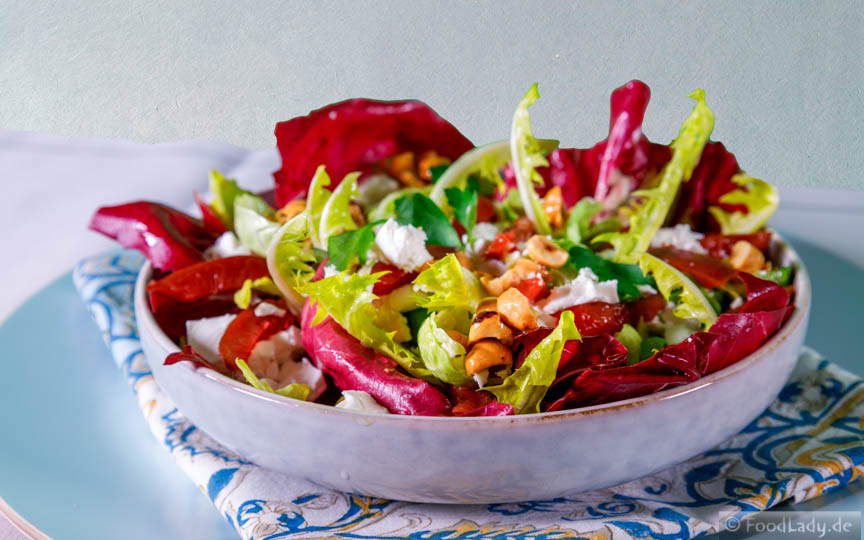 Bittersalate mit Ziegenfeta und Zimtpflaumen