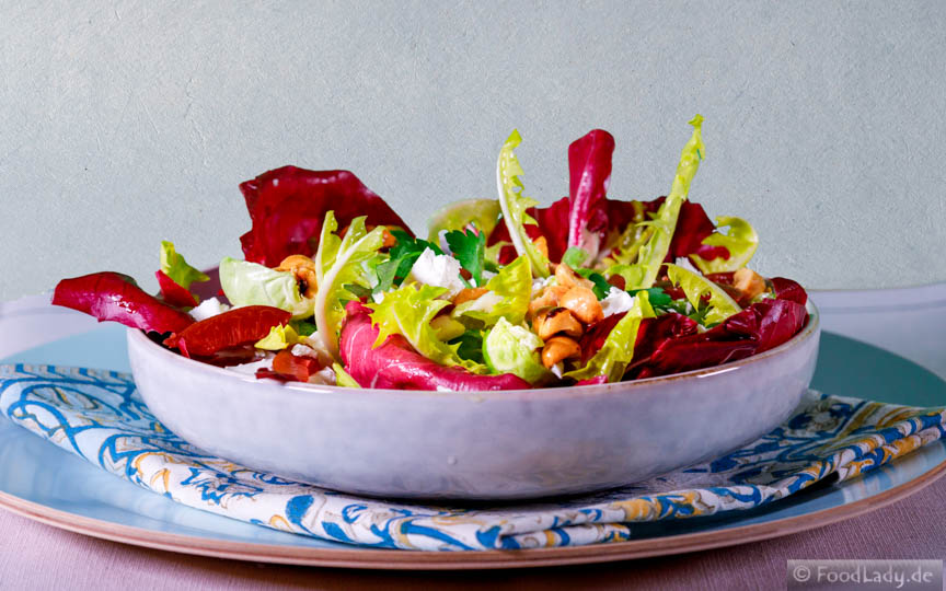 Bittersalate mit Ziegenfeta und Zimtpflaumen