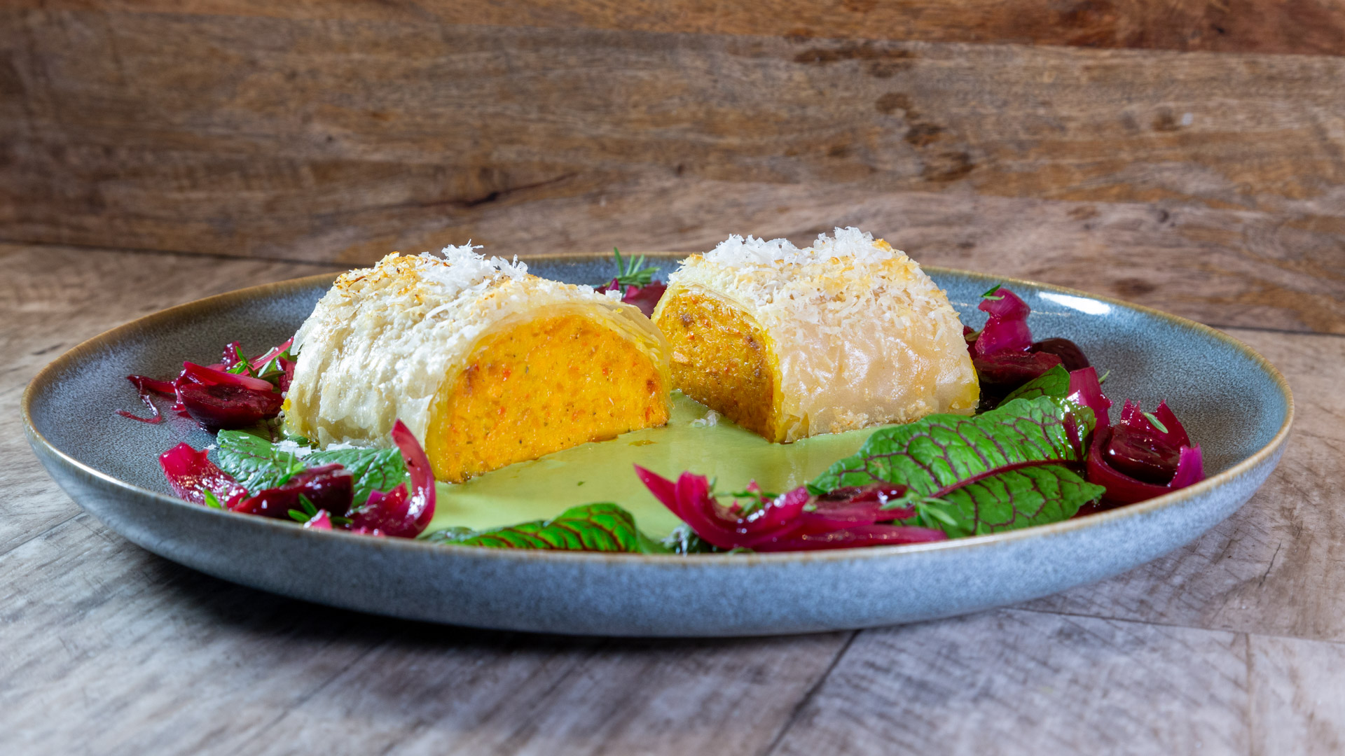 Kürbis-Parmesanstrudel mit Kirsch-Zwiebel-Kompott