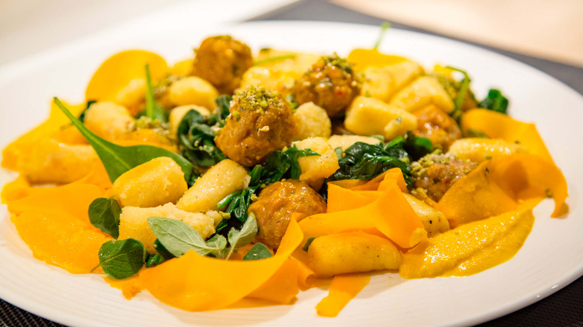 Kartoffel-Gnocchi, hausgemachte Salsiccia und zweimal Kürbis