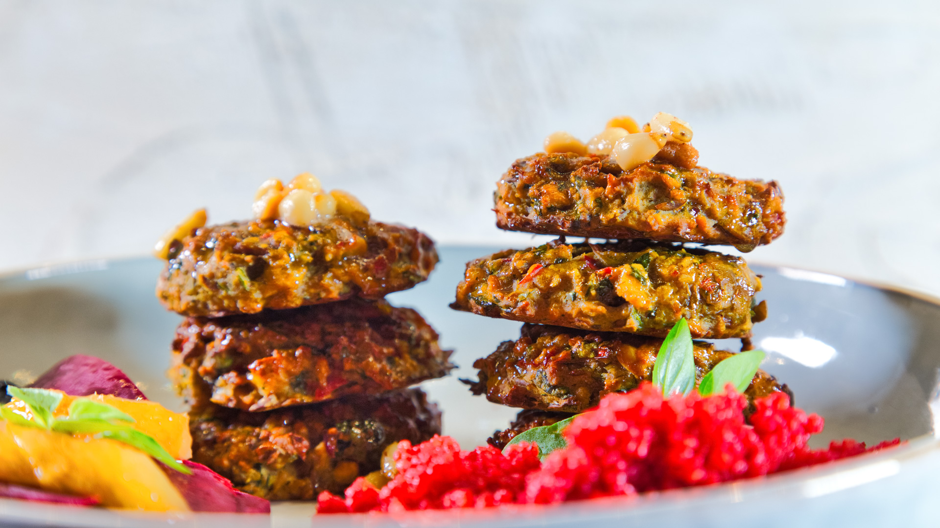 Linsen-Leindotter-Plätzchen mit Rote-Bete-Butter-Couscous