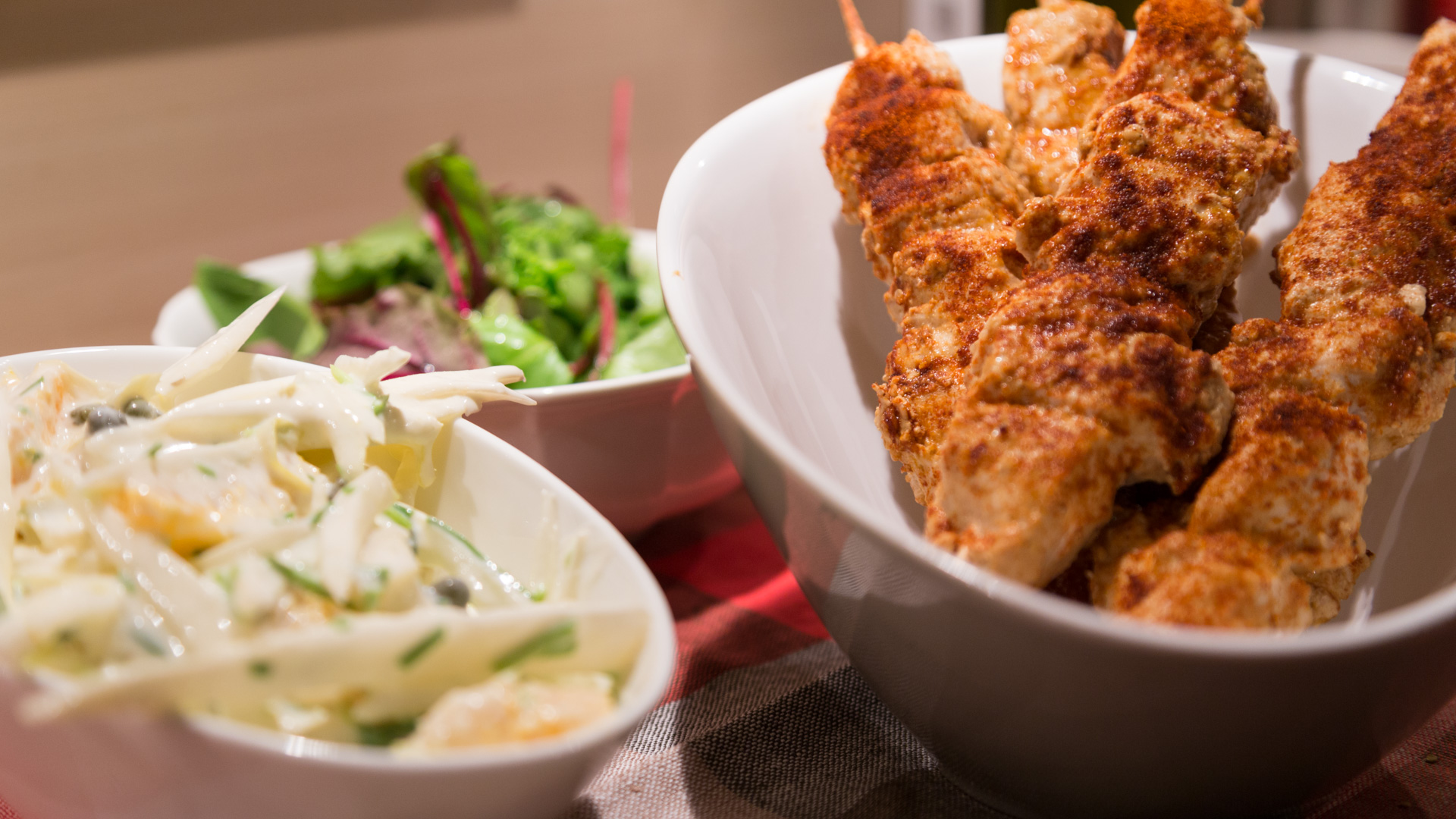 Putenspieße „Tandoori“ mit zwei Salaten - FoodLady