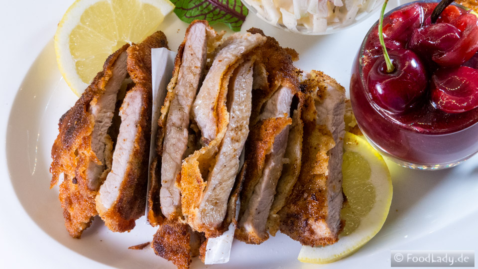 Schnitzel mit Kohlrabi-Slaw und Kirsch-Confit