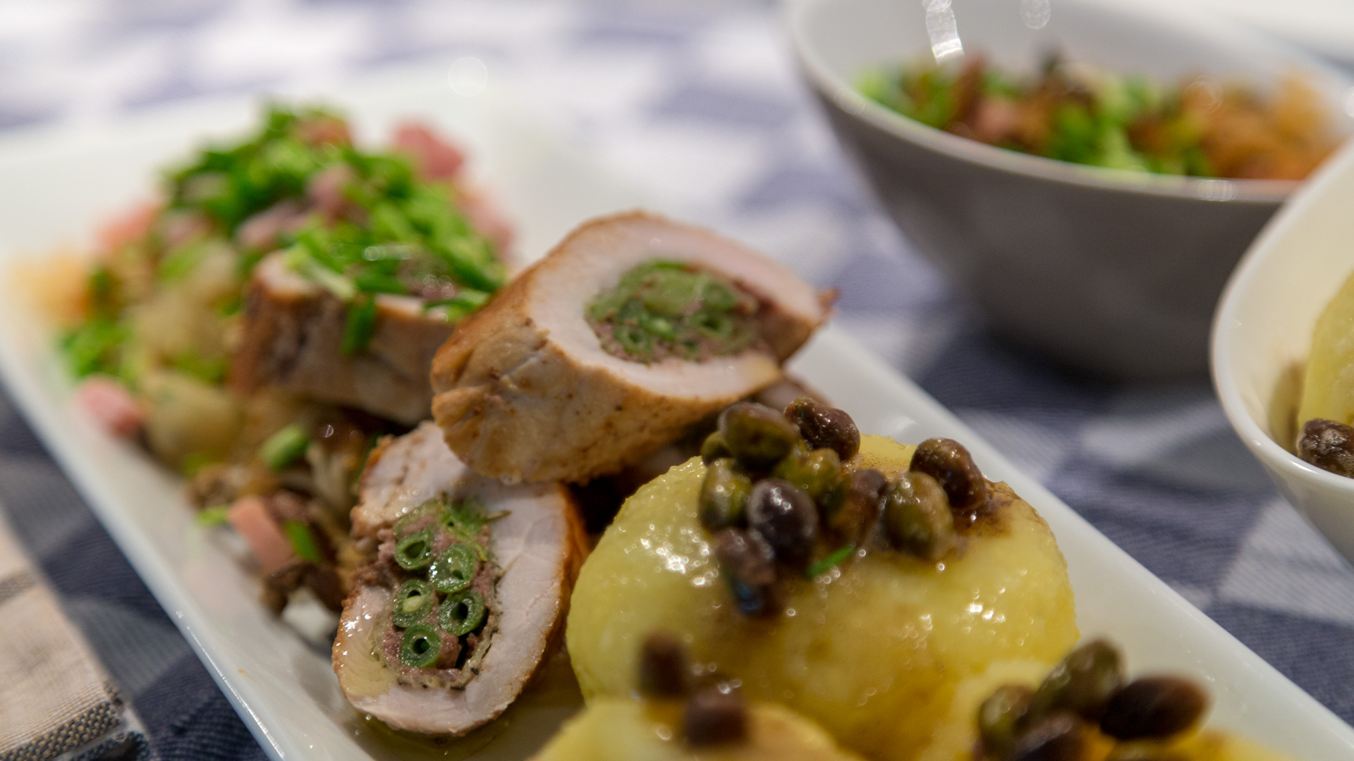 Schweineröllchen mit gefüllten Klößen und Sauerkrautsalat - FoodLady