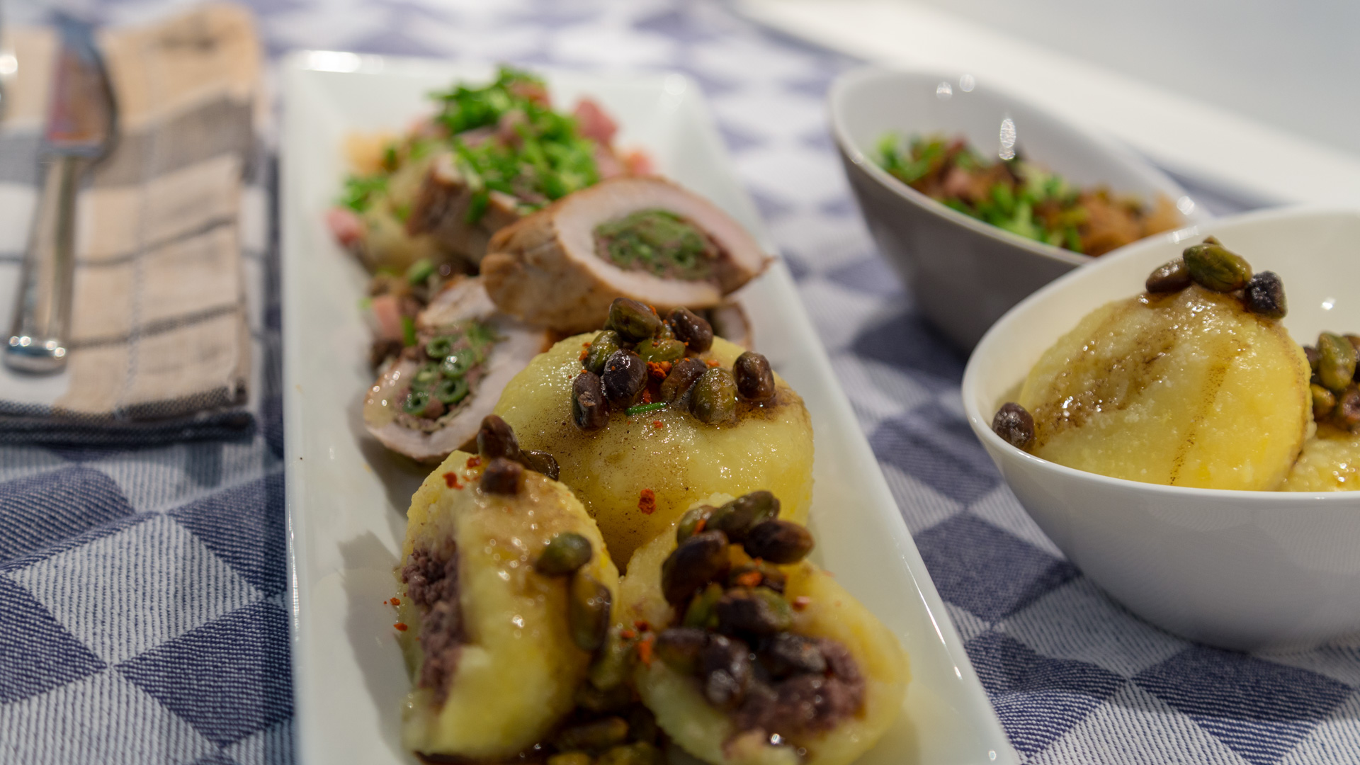 Schweineröllchen mit gefüllten Klößen und Sauerkrautsalat