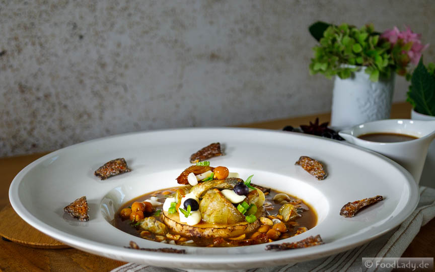 Sellerie in Shiitake-Jus mit Artischocke, Haselnuss und Heidelbeere