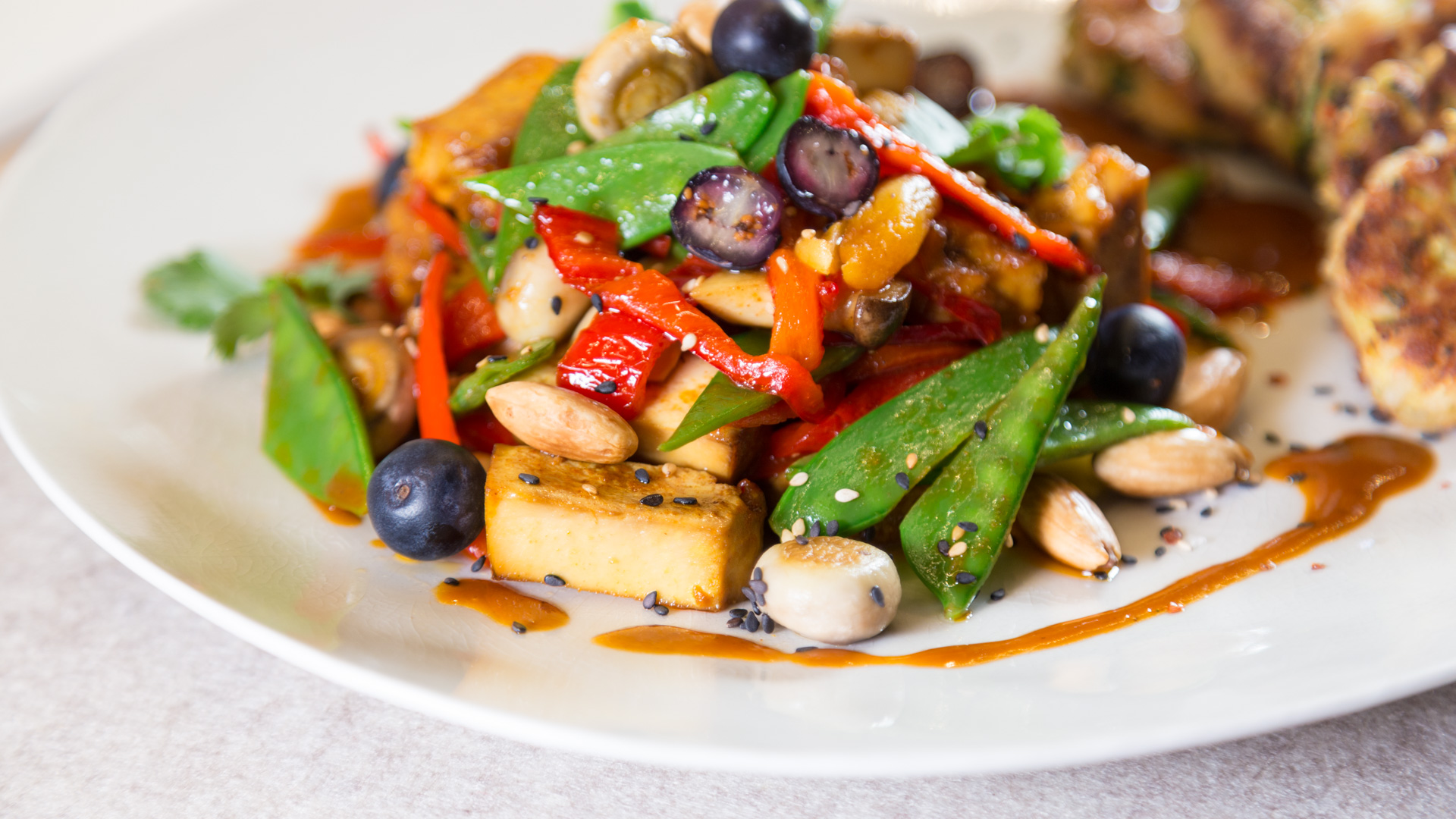 Tofu-Wok in Miso-Jus mit Taro-Talern