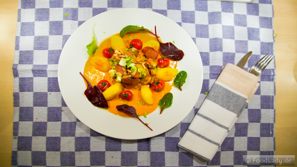 Wurstgulasch mit Safrankartoffeln und aromatisierten Tomaten
