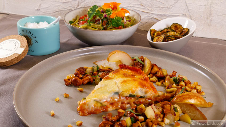 Zucchini-Sellerie Lasagne mit Birne und Pfifferling